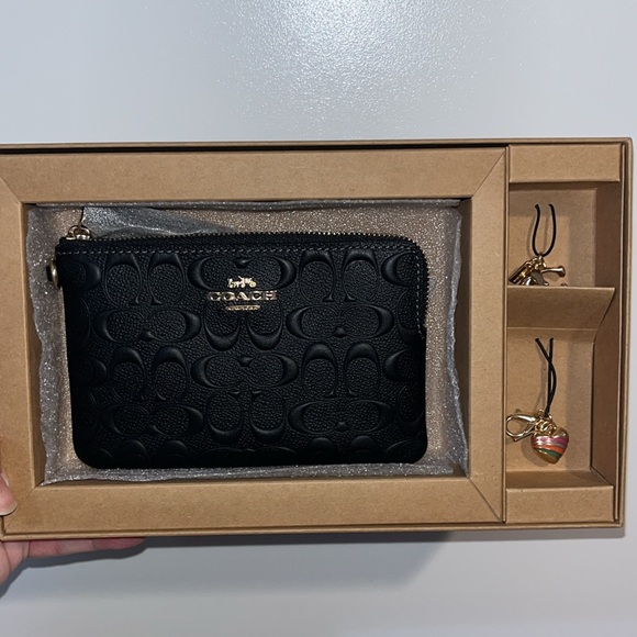 Coach NWT $199 MSRP Boxed Corner Zip Wristlet In Signature Debossed Leather - Picture 6 of 9